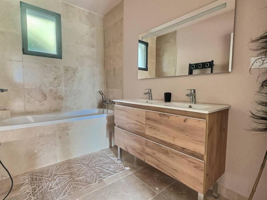 Sous Le « Figuier » Villa Cornillon-Confoux Bagian luar foto