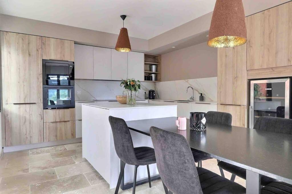 Sous Le « Figuier » Villa Cornillon-Confoux Bagian luar foto