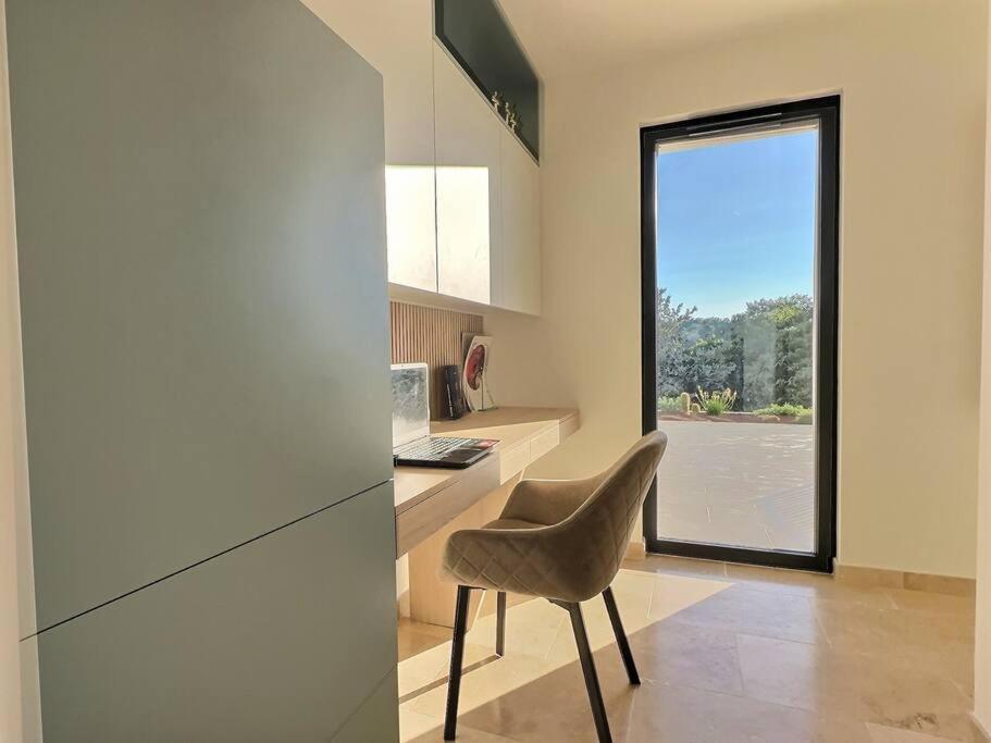 Sous Le « Figuier » Villa Cornillon-Confoux Bagian luar foto